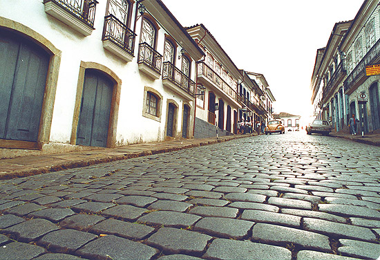 Vista de rua da cidade histórica de Ouro Preto, em Minas Gerais